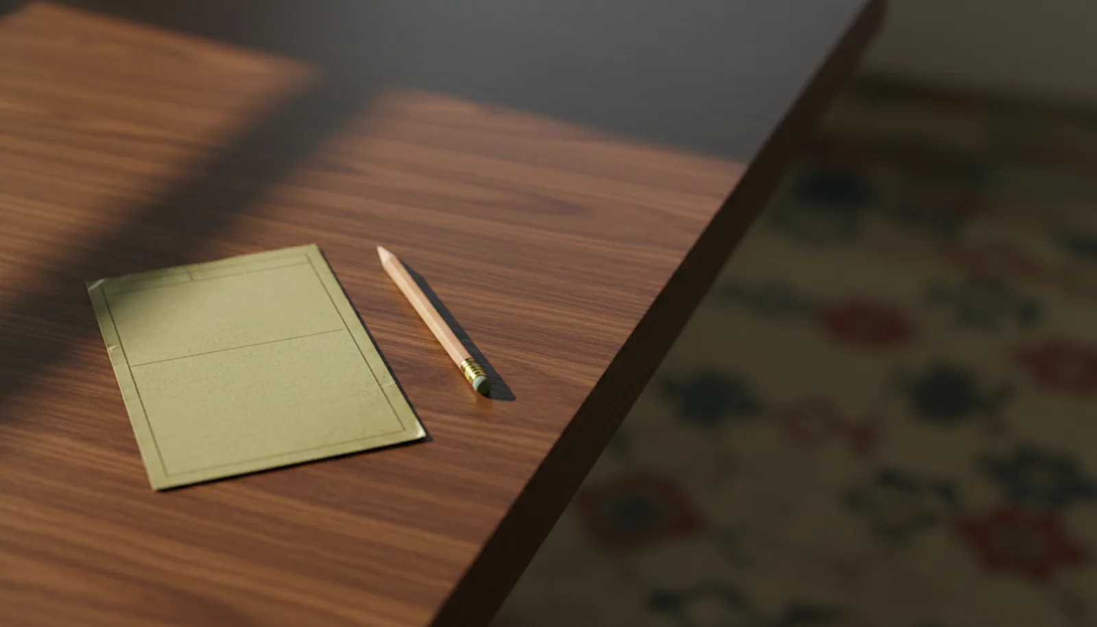 Tarjeta de golf de papel y un lápiz corto sobre el borde de una mesa de madera oscura, con luz cálida lateral